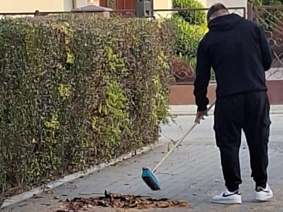 W sobotnie popołudnie,  w ramach działania Sekcji Ekoligiczno- Przyrodniczej, chętni wychowankowie sprzątali teren wokół placówki.